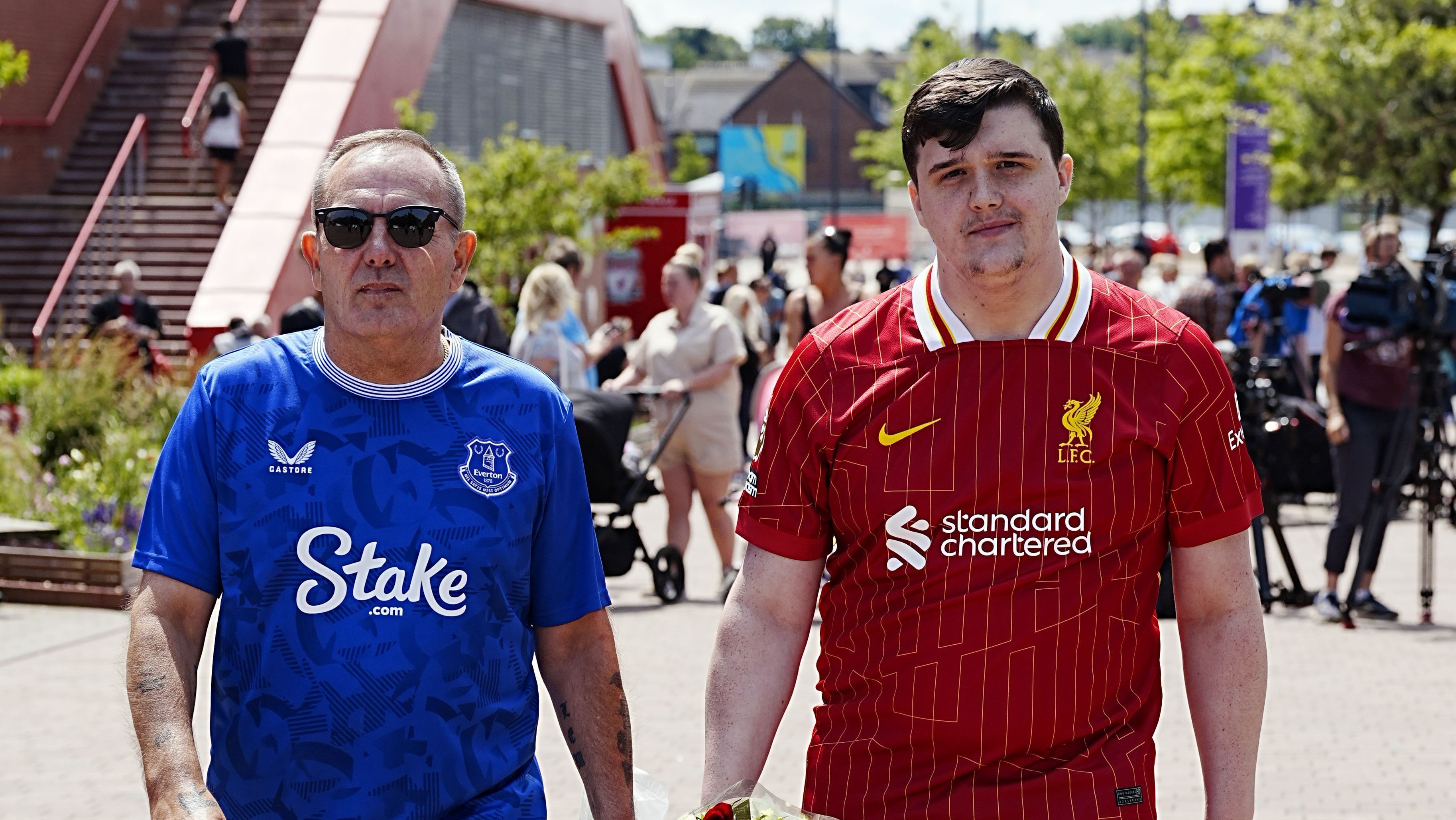 Torcedor do Everton foi a Anfield prestar homenagem ao atacante Diogo Jota