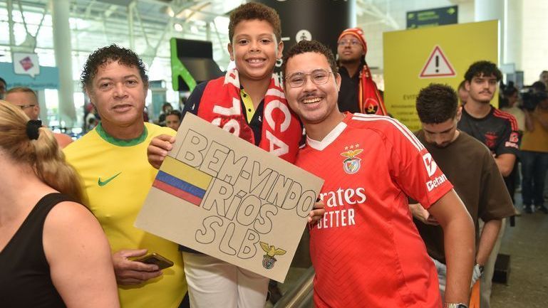 Torcedores do Benfica recebem Richard Ríos em Lisboa • Foto: Miguel Nunes/ A Bola