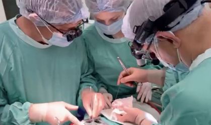 Médico realiza transplante de coração durante ataques russos na Ucrânia