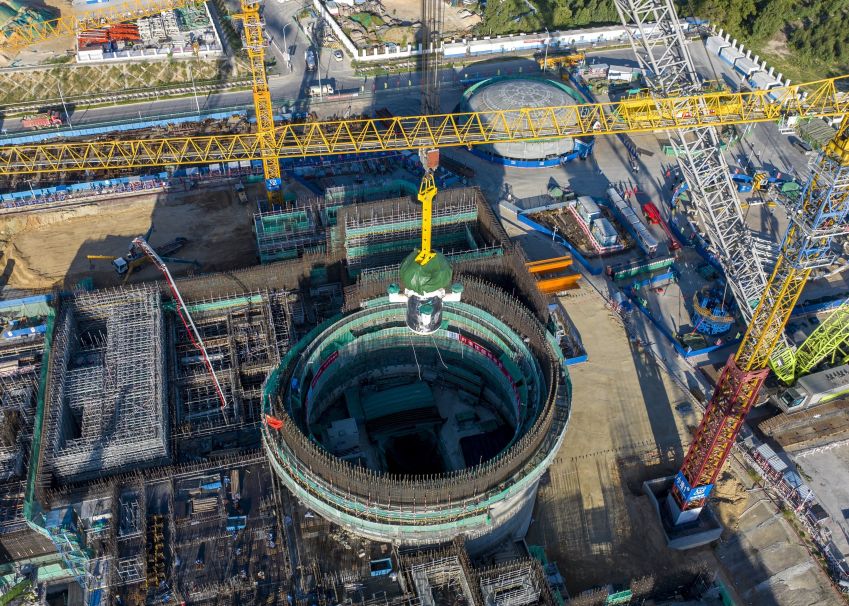 Uma vista aérea do módulo central do Linglong One da China, o primeiro SMR comercial do mundo, instalado em 10 de agosto de 2023 no Condado Autônomo Li de Changjiang, na província de Hainan • Luo Yunfei/China News Service/VCG via Getty Images