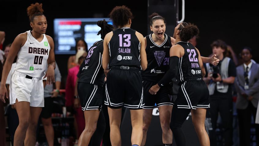 Cecilia Zandalasini comemora vitória do Golden State Valkyries na WNBA • Foto: Kevin C. Cox/Getty Images