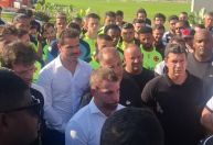 Vasco: torcida xinga jogadores no CT e faz cobrança a Fernando Diniz; veja