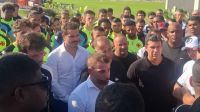 Vasco: torcida xinga jogadores no CT e faz cobrança a Fernando Diniz; veja