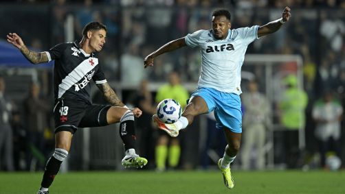 Lucas Freitas, autor do gol do Vasco, em disputa de bola com Edenílson, do Grêmio, pelo Brasileirão
