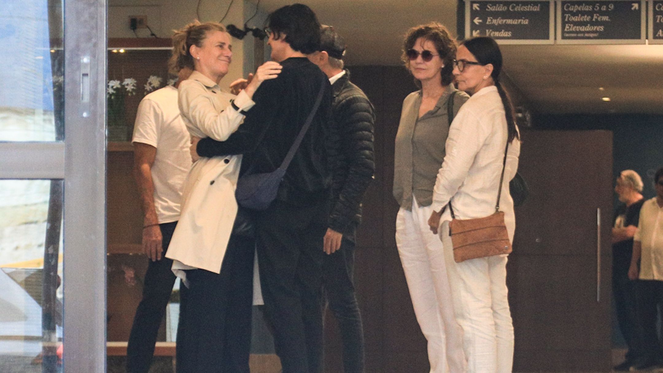 Famosos chegam ao velório do ator Silvio Pozatto; veja fotos