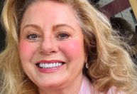 Vera Fischer relembra desafios na carreira por ser bonita: "Invejada"