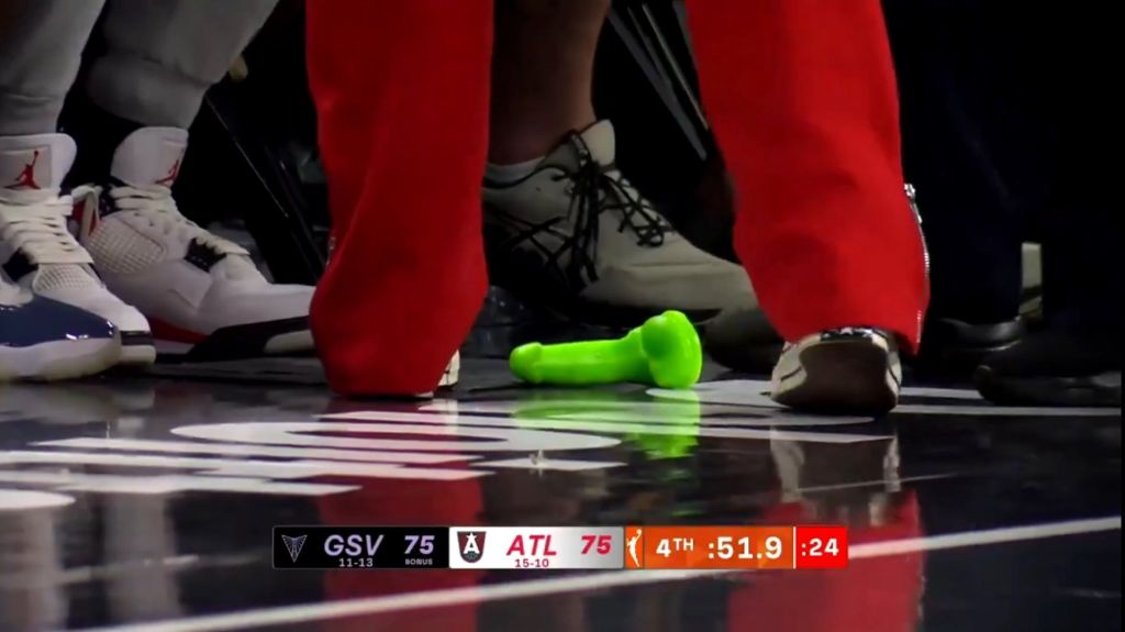 Torcedor arremessou vibrador em quadra da WNBA
