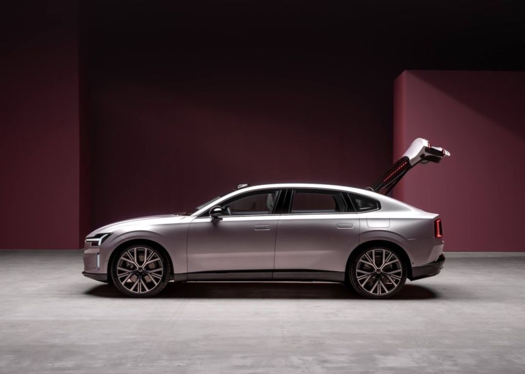 Volvo ES90 segue linguagem visual da marca