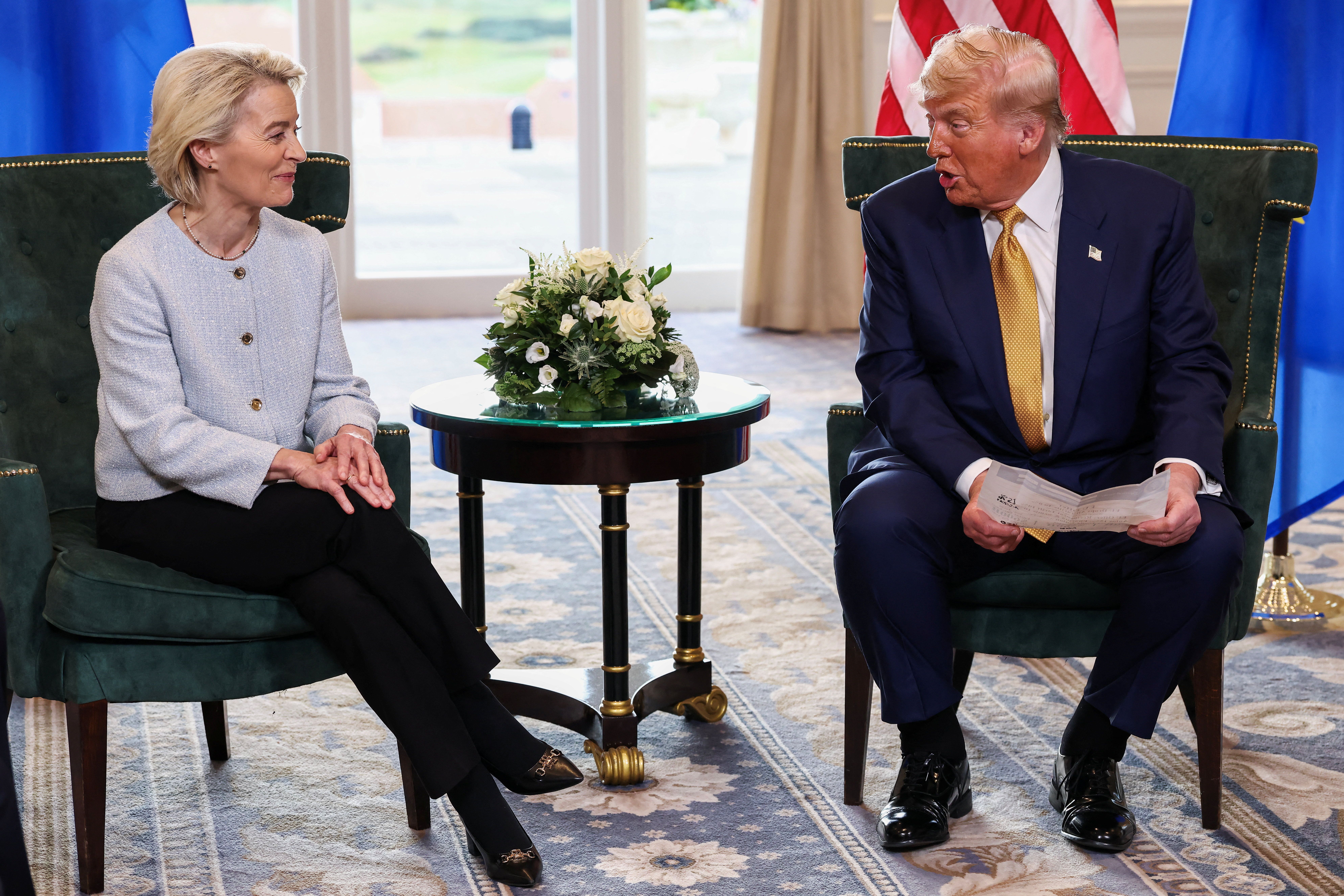 O presidente dos EUA, Donald Trump, e a presidente da Comissão Europeia, Ursula von der Leyen, em Turnberry, Escócia