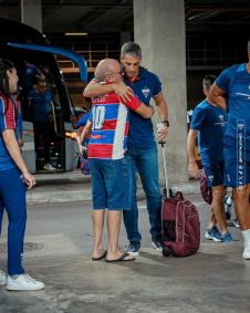 Vovjoda abraça torcedor antes de Fortaleza x Ceará, pelo Brasileirão
