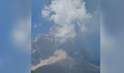 Vídeo: Vulcão entra em erupção na Indonésia pela 2ª vez em menos de um mês