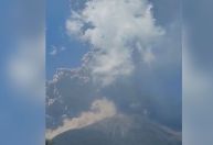 Vídeo: Vulcão entra em erupção na Indonésia pela 2ª vez em menos de um mês