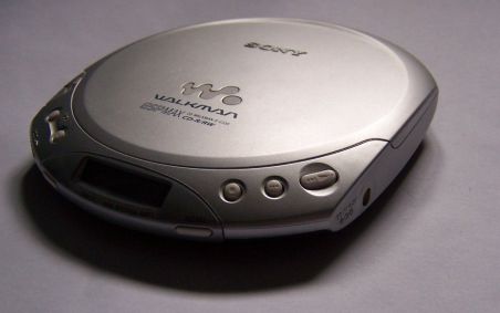 A imagem apresenta um Walkman CD, uma versão do Discman da Sony.