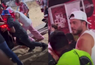 Após show, carro de Wesley Safadão atola e cantor precisa empurrar; veja