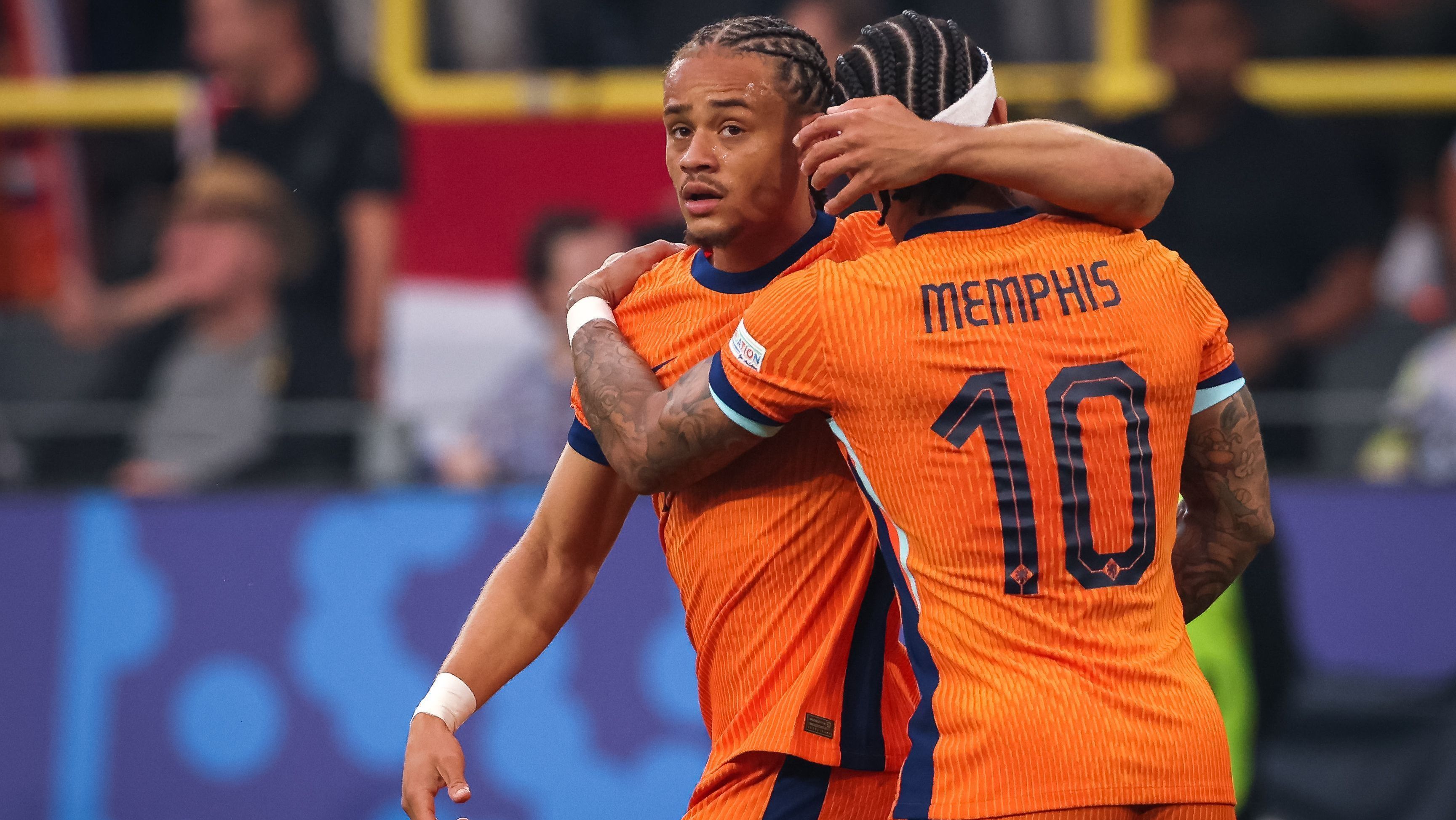 Xavi Simons comemora gol pela seleção da Holanda