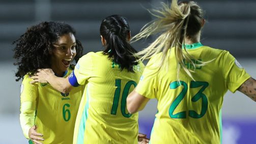 Comemoração de Yasmin com Marta no gol do Brasil