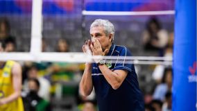 José Roberto Guimarães passa instruções para o Brasil na Liga das Nações de Vôlei