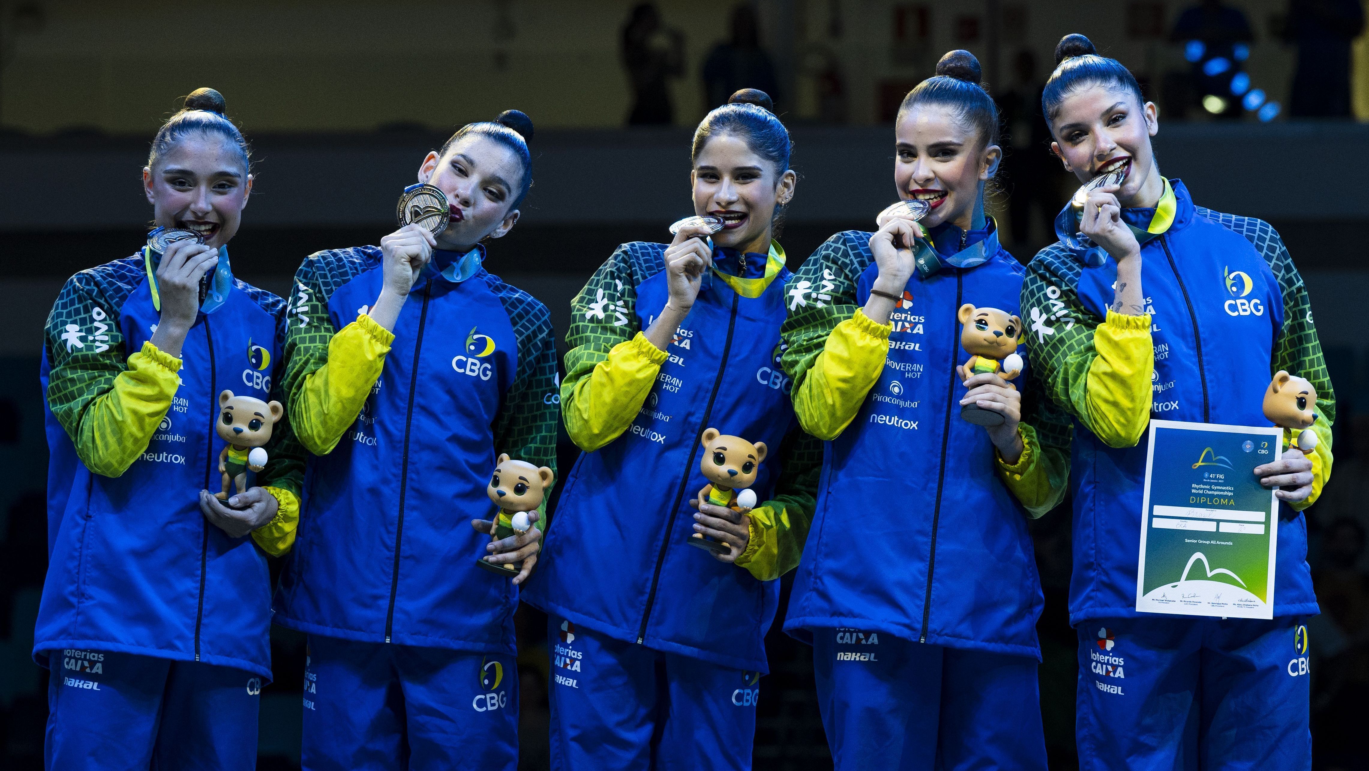 Equipe brasileira com a medalha de prata no Mundial de Ginástica Rítmica