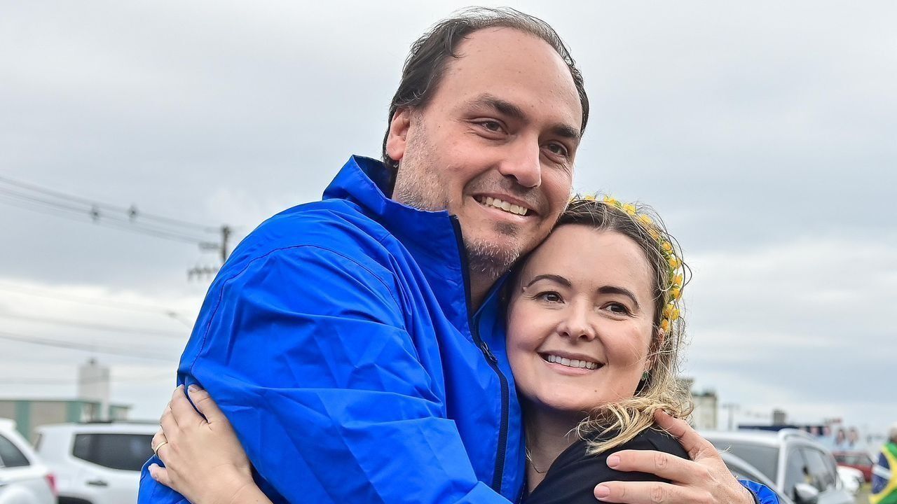 1-Carlos-Bolsonaro-e-Julia-Zanatta