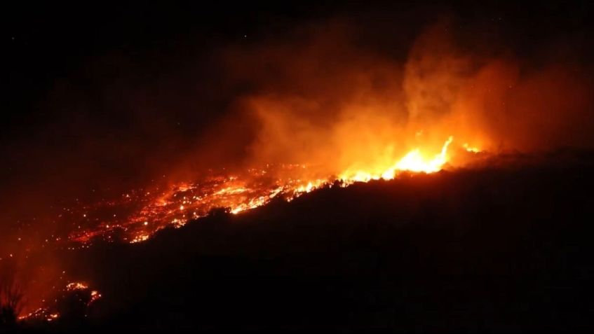 Incêndio florestal atinge zona rural montanhosa da cidade portuária de Latakia, na Síria. • Reprodução/Defesa Civil da Síria no X
