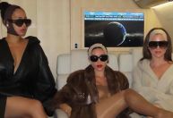 Kim Kardashian viaja seminua para Coreia com peças de sua marca, Skims
