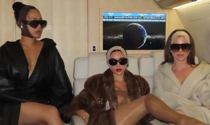 Kim Kardashian viaja seminua para Coreia com peças de sua marca, Skims