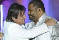 Roberto Carlos homenageia Arlindo Cruz durante show