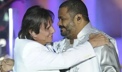 Roberto Carlos homenageia Arlindo Cruz durante show