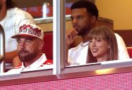 Taylor Swift e Travis Kelce fazem 1ª aparição pública desde noivado