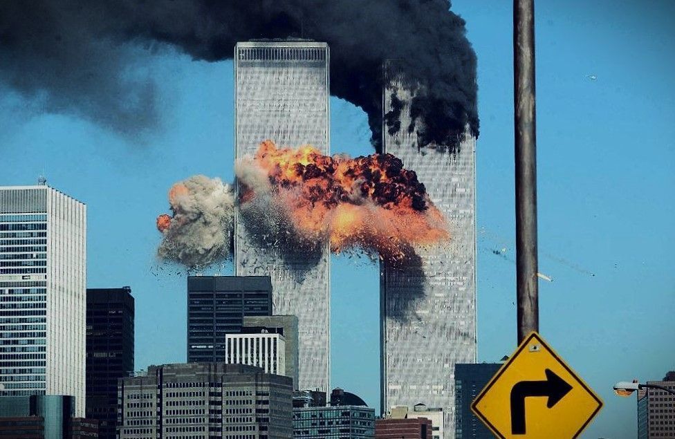 Torres do World Trade Center após ataques terroristas • Getty Images