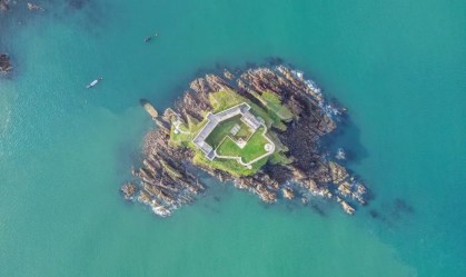 Ilha com forte do século 19 vai à venda por US$ 4 milhões; veja imagens