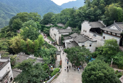 Trens-bala da China levam turistas a vilarejo de 1.200 anos em poucas horas