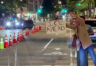 Moradores de Washington protestam contra medida de Trump em posto policial