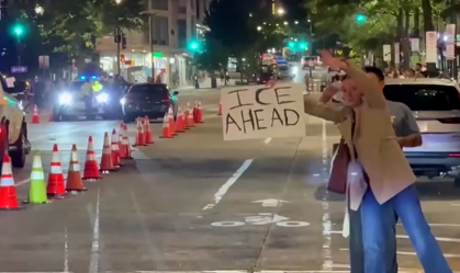 Moradores de Washington protestam contra medida de Trump em posto policial