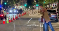 Moradores de Washington protestam contra medida de Trump em posto policial