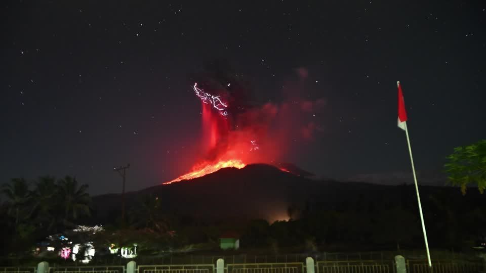 Monte Lewotobi Laki-laki em erupção na Indonésia