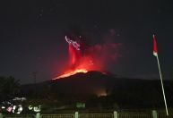 Vulcão em erupção na Indonésia lança cinzas a 18 km de altura