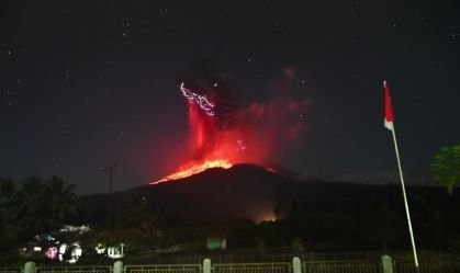 Vulcão em erupção na Indonésia lança cinzas a 18 km de altura