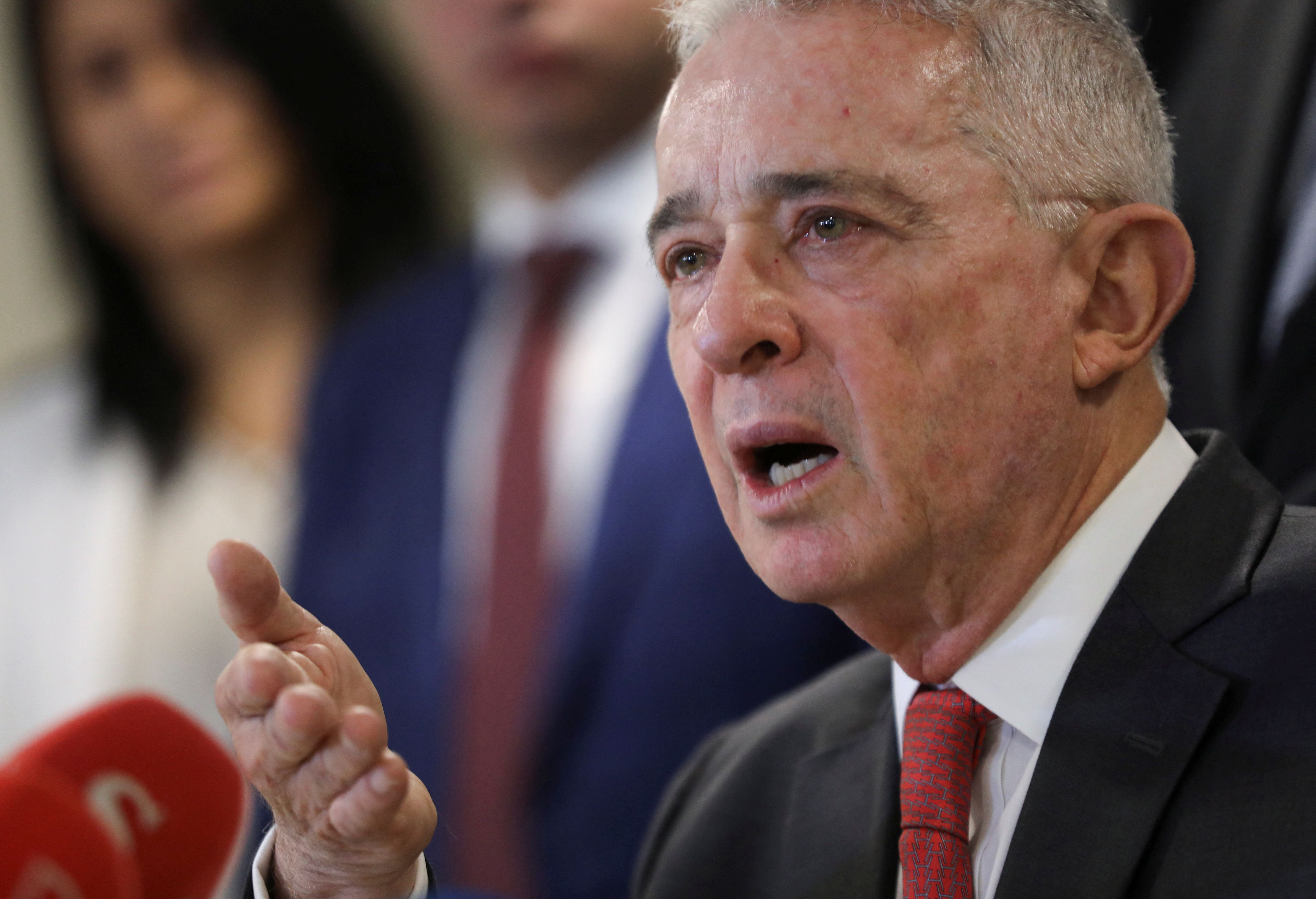 O ex-presidente da Colômbia Álvaro Uribe durante entrevista coletiva em Bogotá