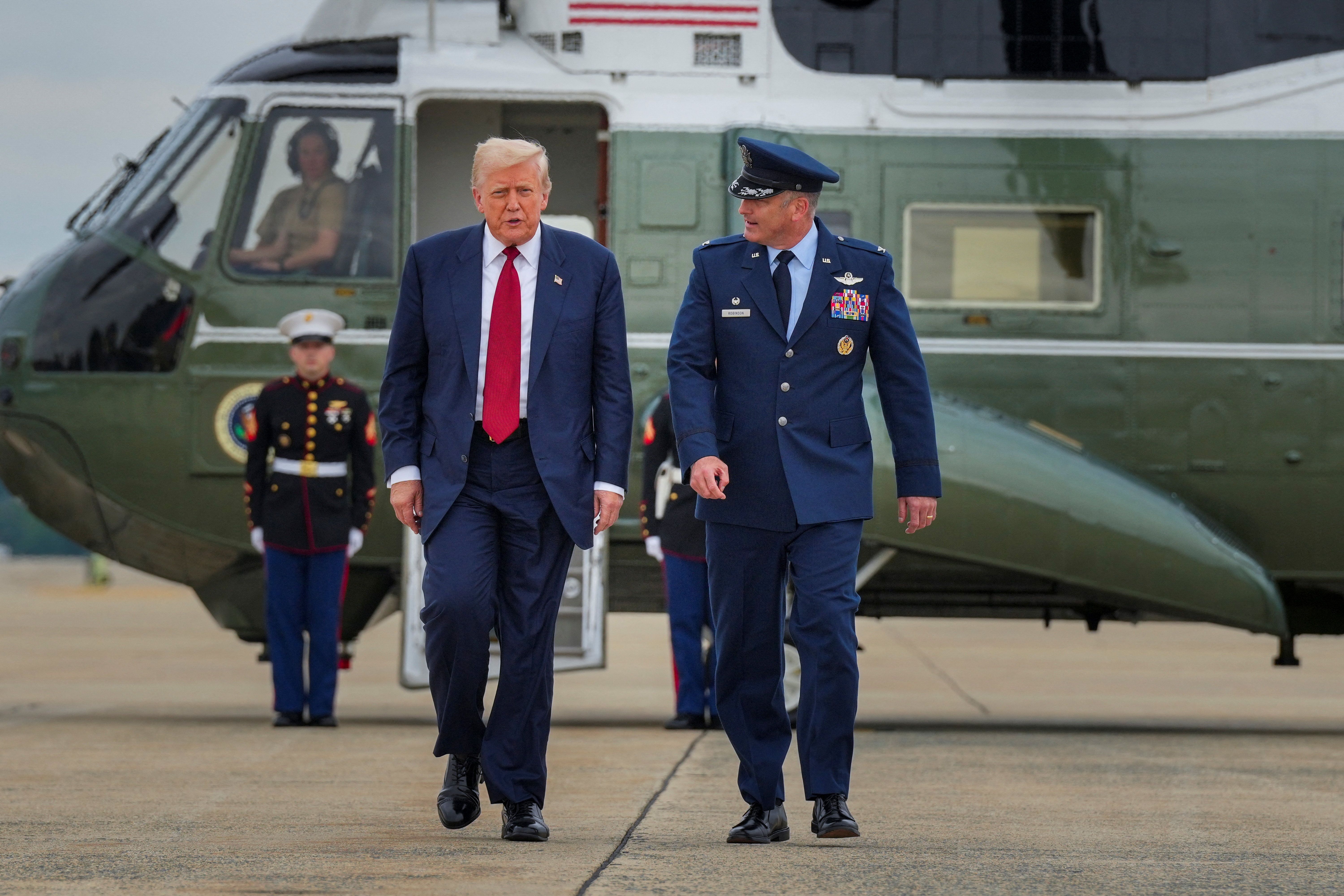 Presidente dos EUA, Donald Trump, desce do helicóptero presidencial na base aérea de Andrews, em Maryland