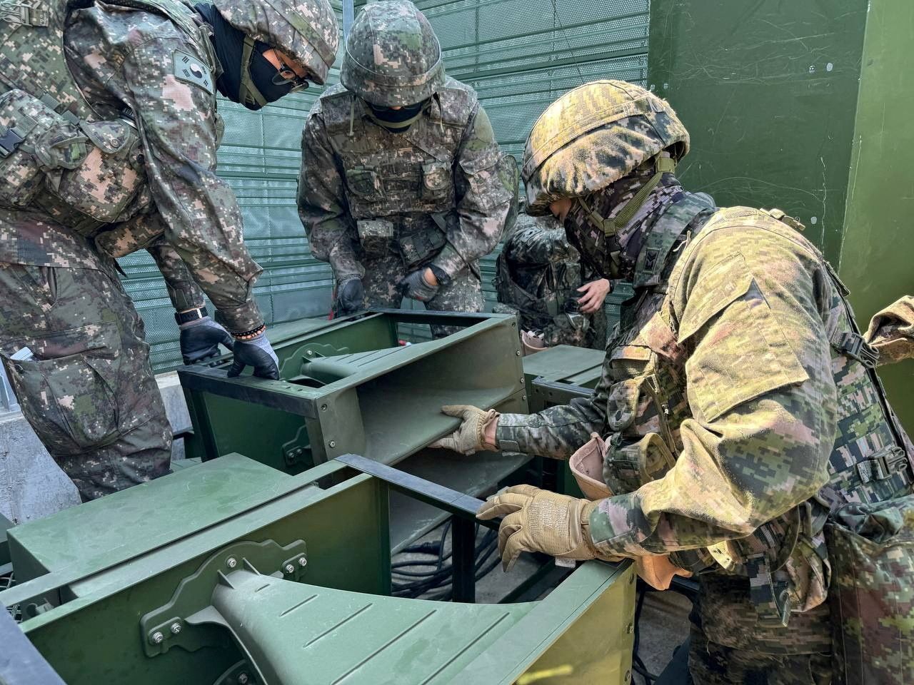 Soldados sul-coreanos trabalham em alto-falante durante exercício militar em Paju
