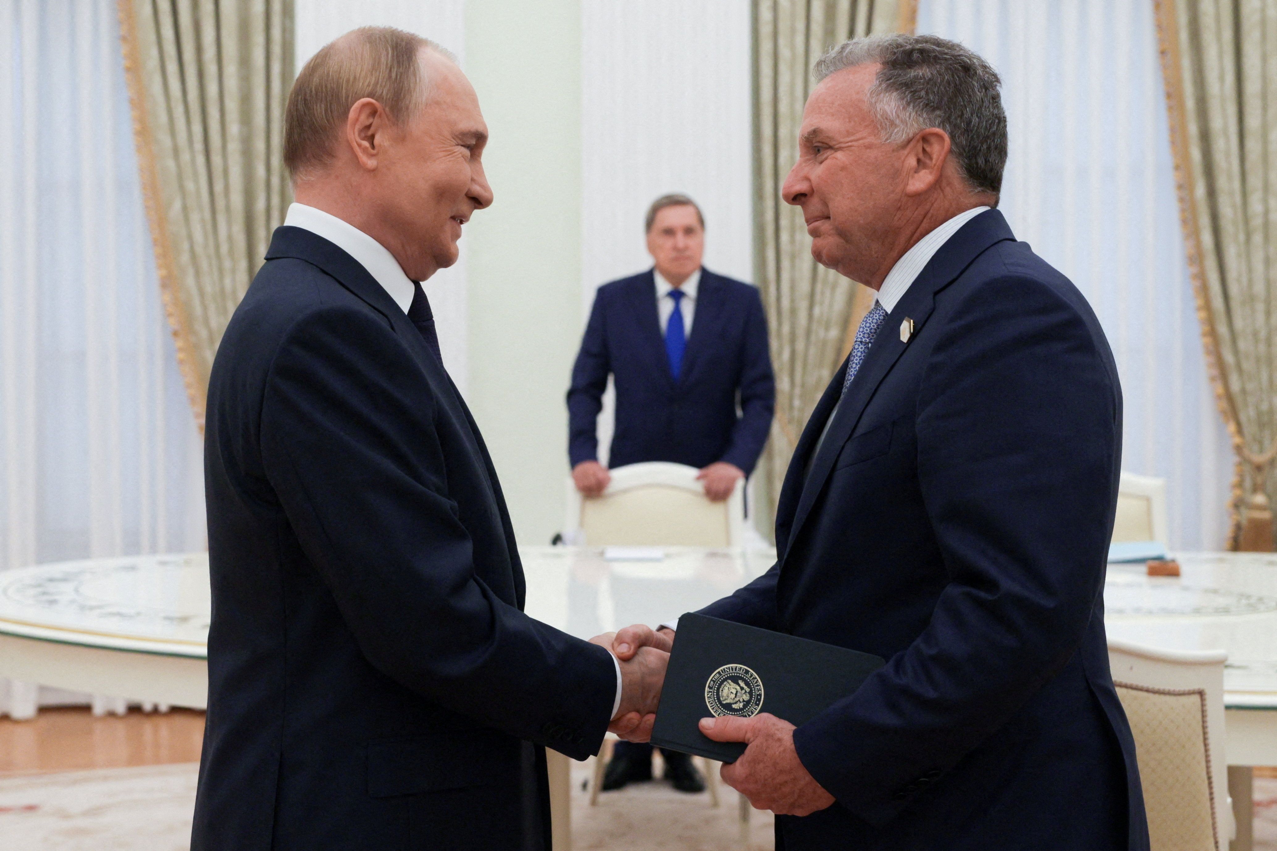 Presidente russo Vladimir Putin e enviado dos EUA Steve Witkoff