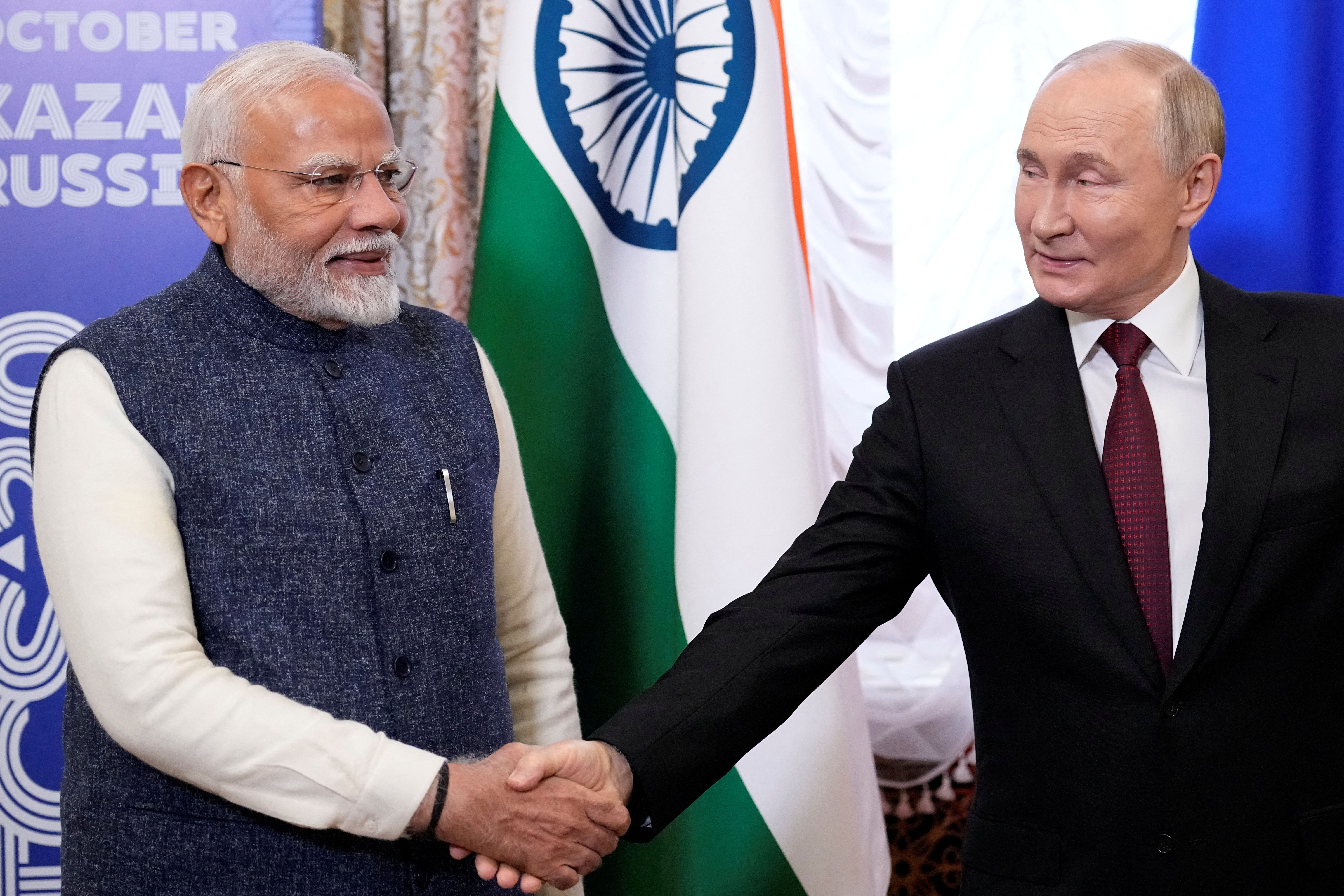 Presidente russo Vladimir Putin e premiê indiano Narendra Modi em Kazan