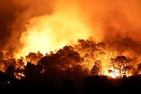Maior incêndio da França perde intensidade, mas ainda não foi controlado