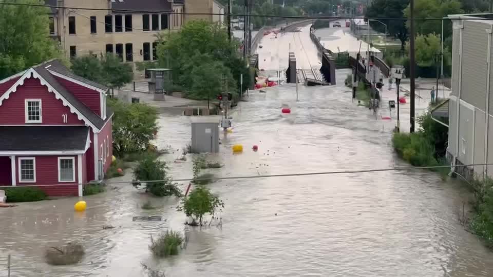 Trilhos de trem parcialmente submersos após fortes tempestades em Wauwatosa, Wisconsin