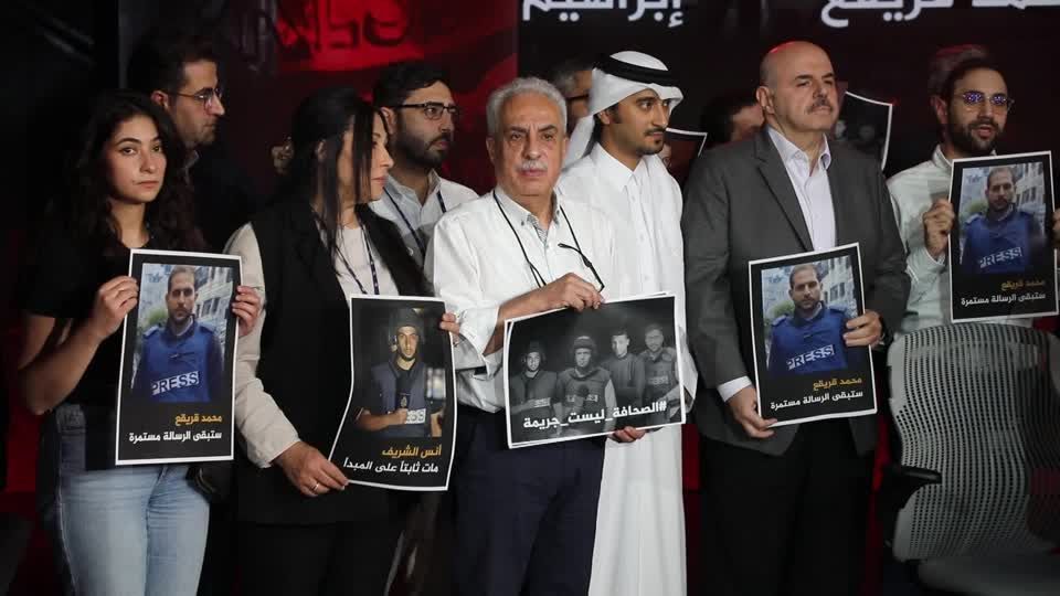 Funcionários da Al Jazeera no Catar protestam durante transmissão ao vivo após equipe de cinco funcionários em Gaza ser morta em ataque de Israel