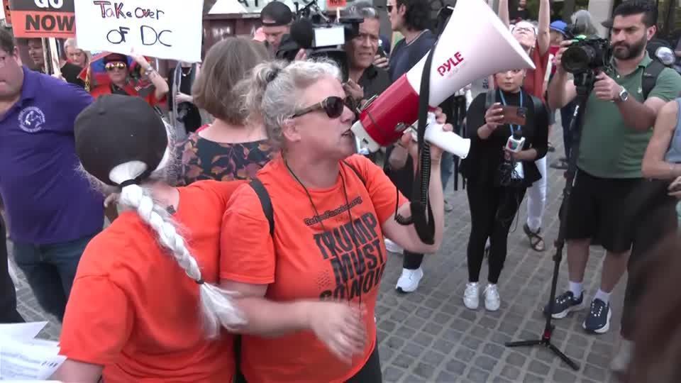 Moradores de Washington protestam após Trump anunciar uso da Guarda Nacional