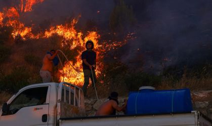 Incêndios na Turquia obrigam centenas de moradores a saírem de casa