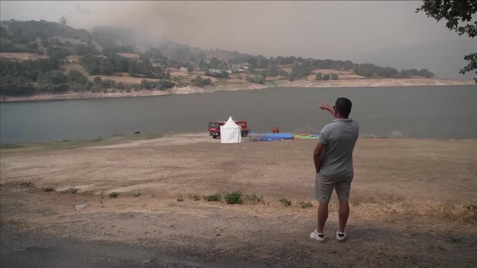 Morador observa incêndio florestal na região da Galícia