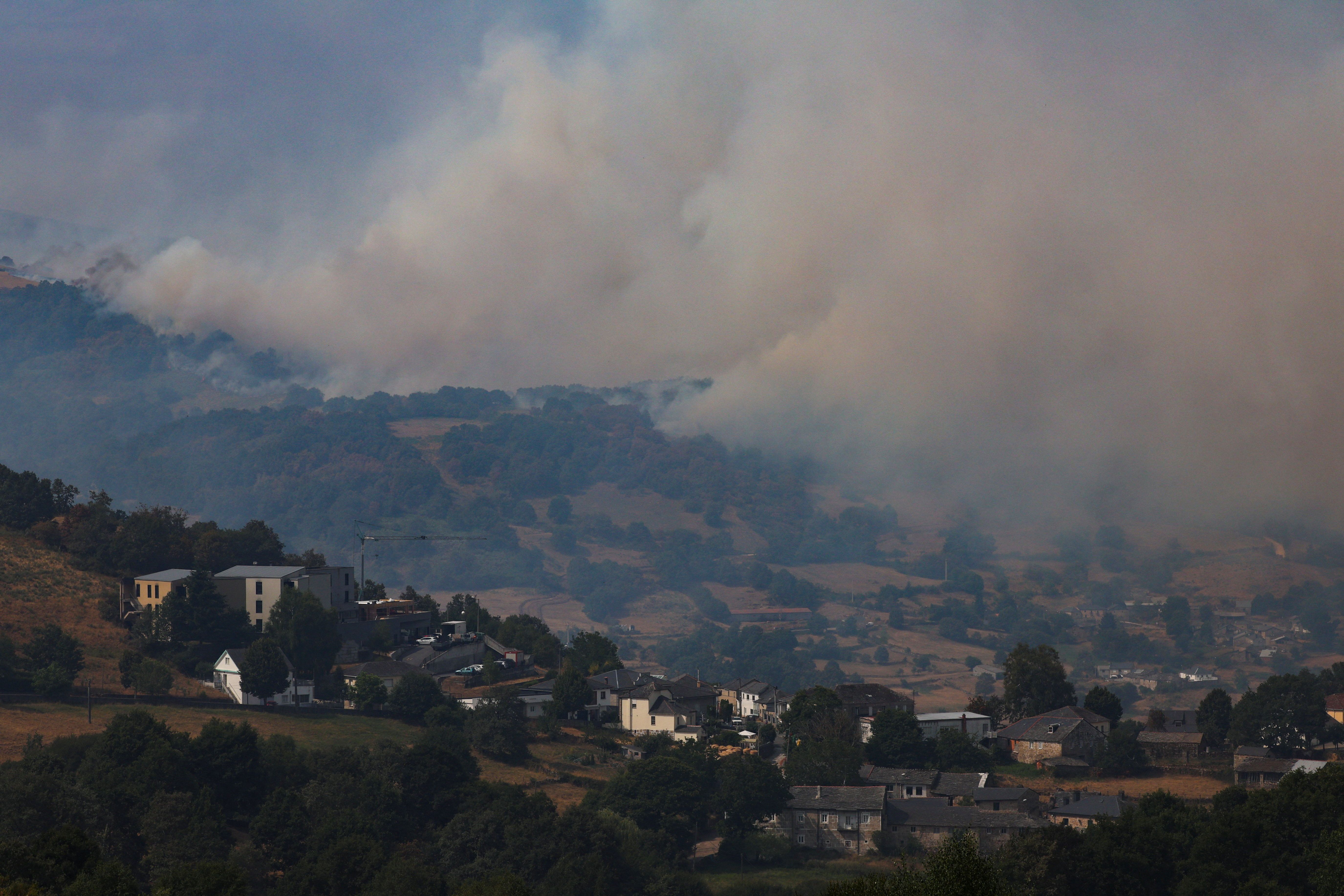 Fumaça de incêndio florestal na região de A Espasa, na Espanha